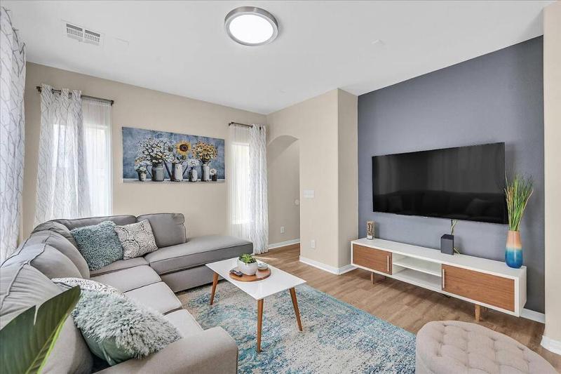 King bed in Master Suite! — отель с удобствами в Лас Вегасе