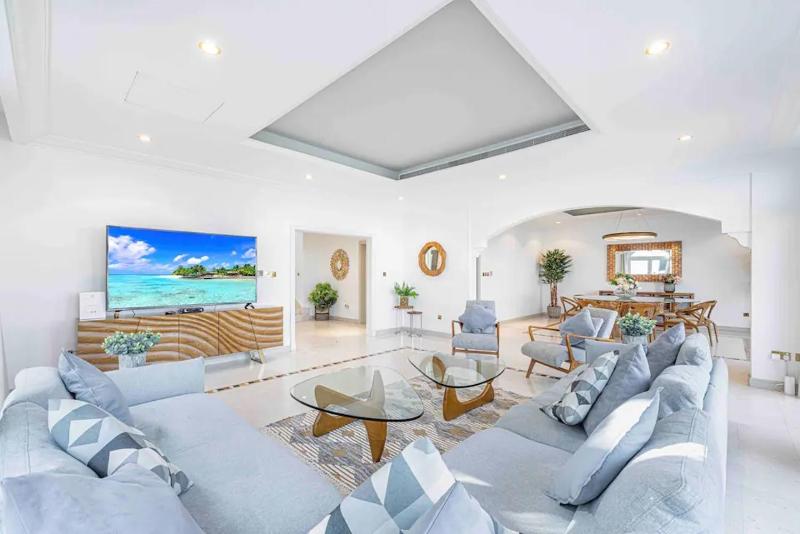 Contemporary Beachfront Villa With Panoramic Views of the Sea — комфортный отель в Дубае