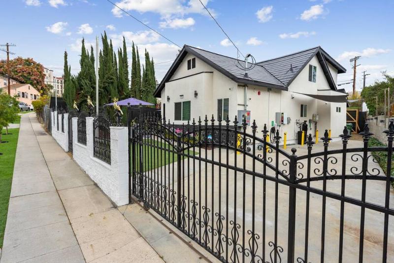 Family/pet friendly home near Hollywood & Pasadena — отель с удобствами в Лос-Анджелесе