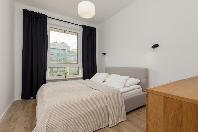 Family Apartment with Balcony & Parking in Warsaw by Renters — комфортный отель в Варшаве