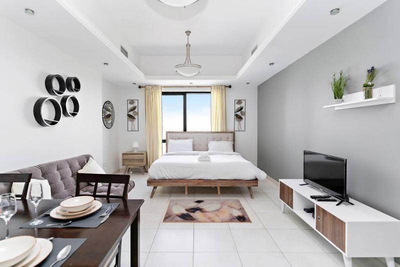StoneTree - Near Metro - Furnished Studio in JLT — комфортный отель в Дубае
