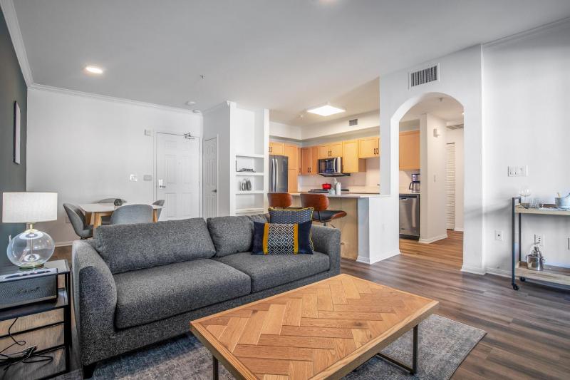 Hollywood 2BR w Gym Pool Spa nr Sunset Blvd LAX-198 — отель с удобным расположением в Лос-Анджелесе
