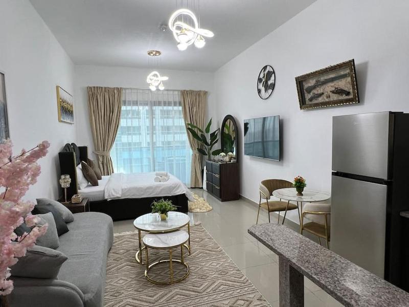 Charming Oasis: Your Cozy Studio Getaway — отель с удобным расположением в Дубае