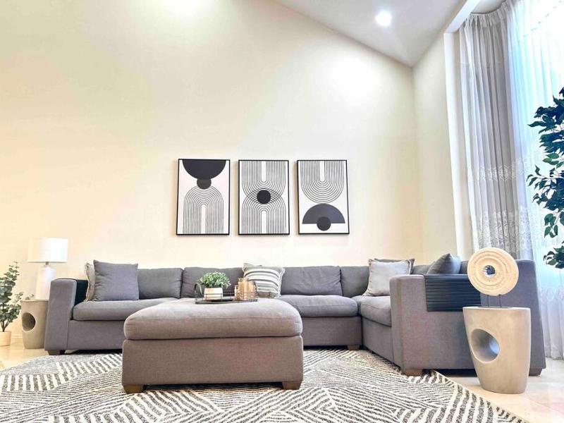 Encino Village Spacious 4BR! — отель в Лос-Анджелесе, Соединенные Штаты Америки