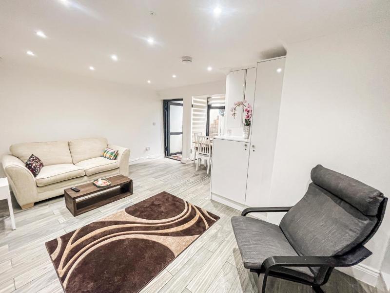 2 Bedroom Lower Ground Floor Flat in London — отзывы гостей и цены