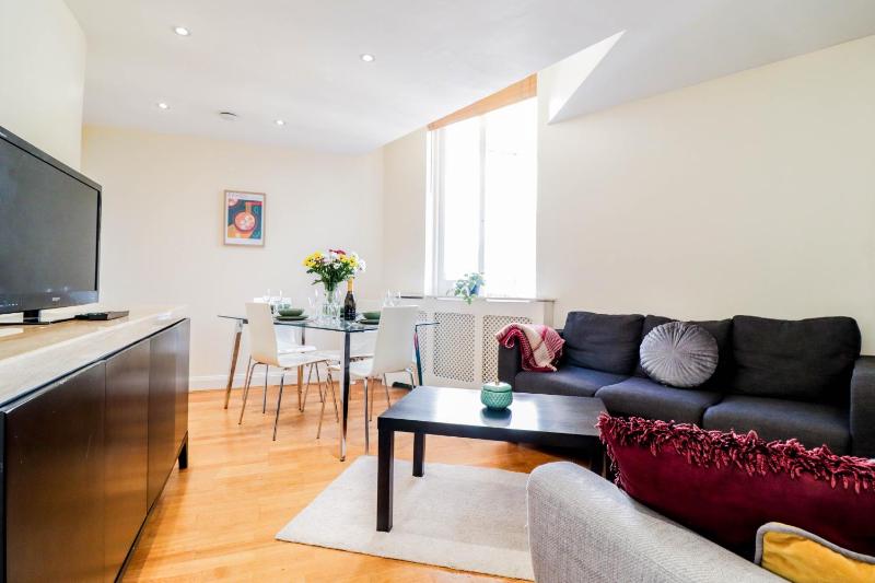 Цены на Spacious 4-Bed in St.John's Wood в Лондоне