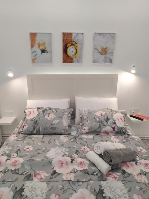 White Apartment Athens — забронировать отель в Афины