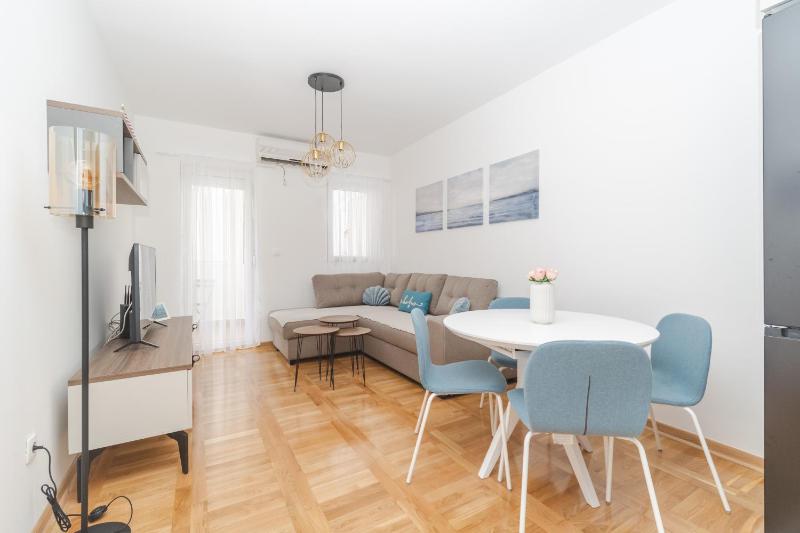 New Renovated Modern Comfort Cozy 42m2 flat plus free parking — отзывы гостей и цены