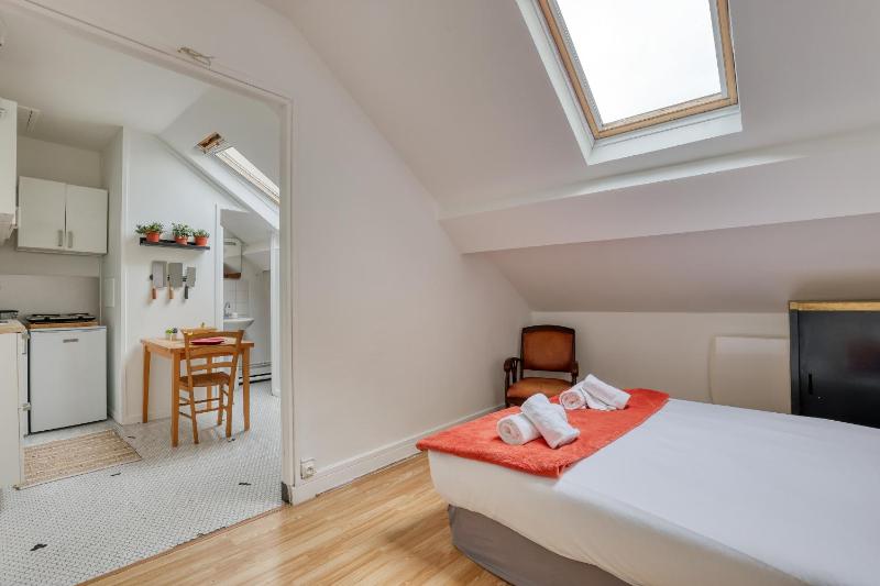Authentic and Stylish Parisian Studio - Paris 14 — комфортный отель в Париже