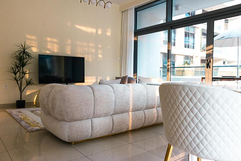Oraya - Mulberry 2 Elegance Chic 2BR Ground-Floor Gem Near Dubai Hills Mall — отель с удобствами в Дубае