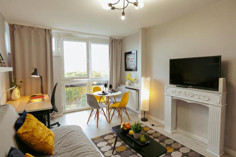 Przechodnia 2 Yellow - Bezplatny parking - Free parking - Biurko oraz wygodny fotel do pracy - Smart TV 42 cale - Wifi - Better Rental — отель с удобным расположением в Варшаве
