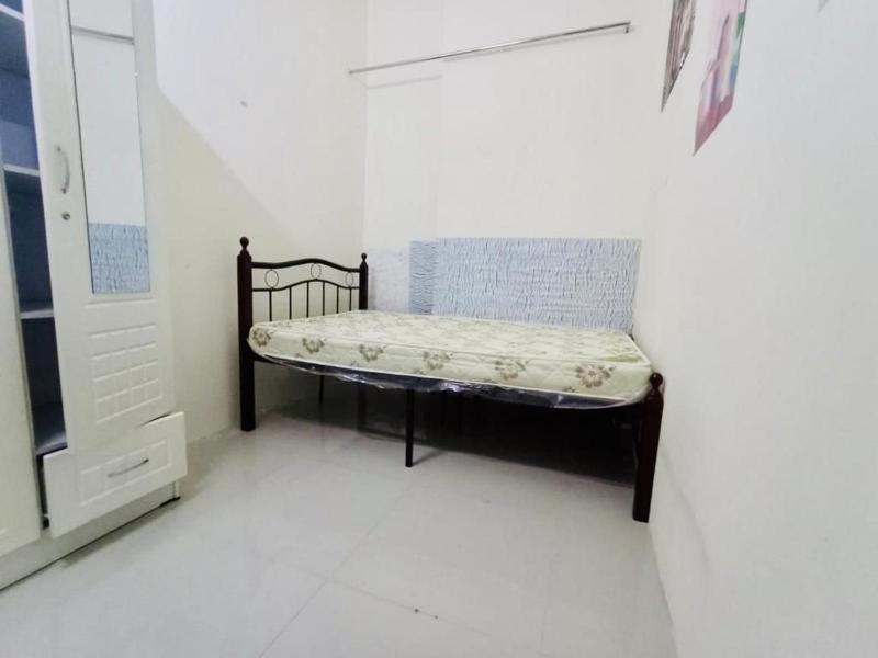 COUPLES SIZE PARTITION ROOM near FINANCIAL METRO/DIFC — отель с удобным расположением в Дубае