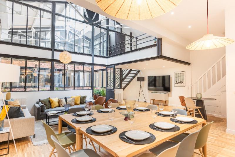 Fantastic Architect Loft for 10 guests near Metro — отель с удобным расположением в Париже