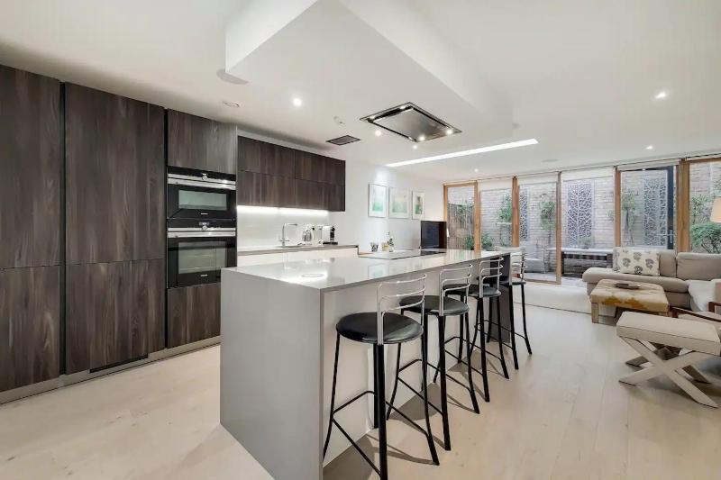 Spacious 3 bed Townhouse Hammersmith - Ideal for Olympia, Apollo & Kensington — забронировать отель в Лондоне