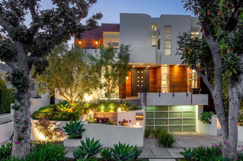 Luxurious Architectural Villa in Prime West Hollywood Neighborhood — забронировать отель в Лос-Анджелесе