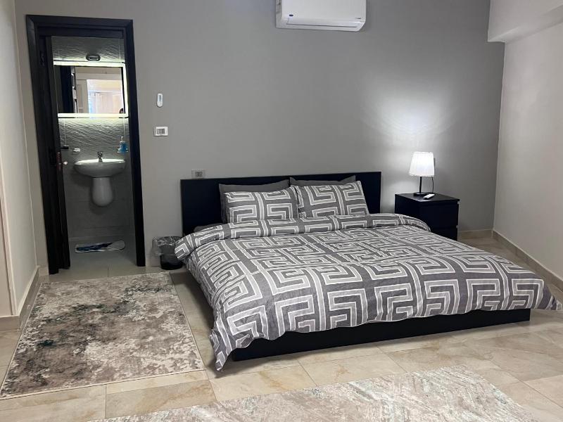 New Cairo Studio in front of garden 8 mall — отель с удобствами в Каире