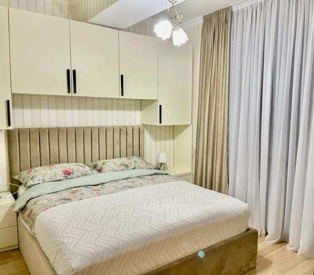 Modern and bright, fully renovated 2-bedroom flat — отель с удобствами в Тбилиси