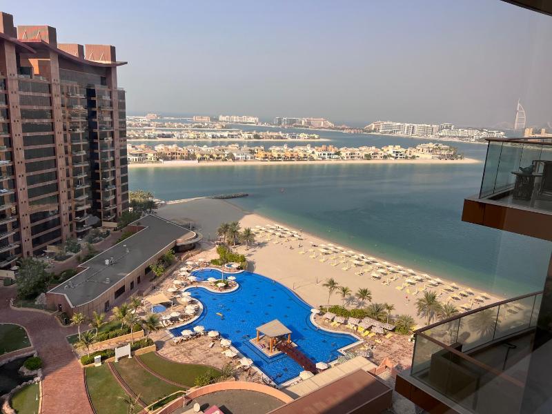 Palm Jumeirah Tiara Residence Private Beach Iconic Apartment — комфортный отель в Дубае
