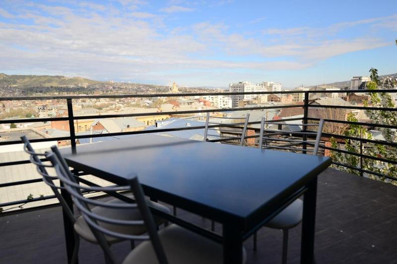 3-Bedroom Apartment with huge terrace overseeing Tbilisi — забронировать отель в Тбилиси