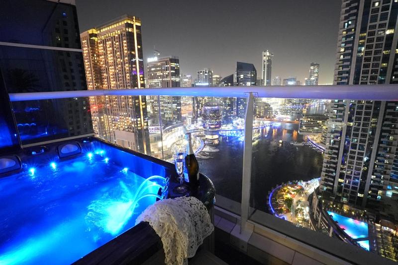 Цены на Luxury private Jacuzzi apartment in the heart of Dubai Marina JBR в Дубае