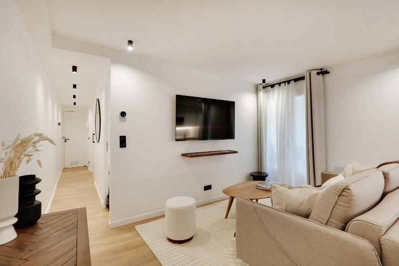 Chic Parisian Retreat 2-Bedroom Apartment in the Vibrant 10th Arrond — отель с удобствами в Париже