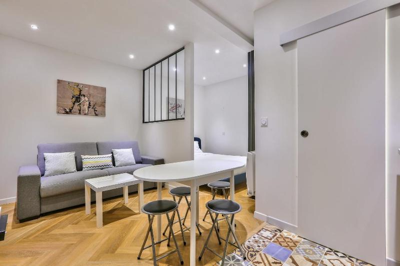 Цены на Beautiful apartment MontorgueilGrands Boulevards в Париже