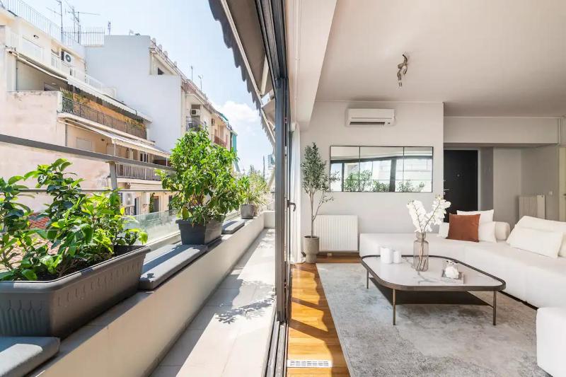 Modern Loft Build on Acropolis Ruins, Free Parking — отель с удобным расположением в Афины