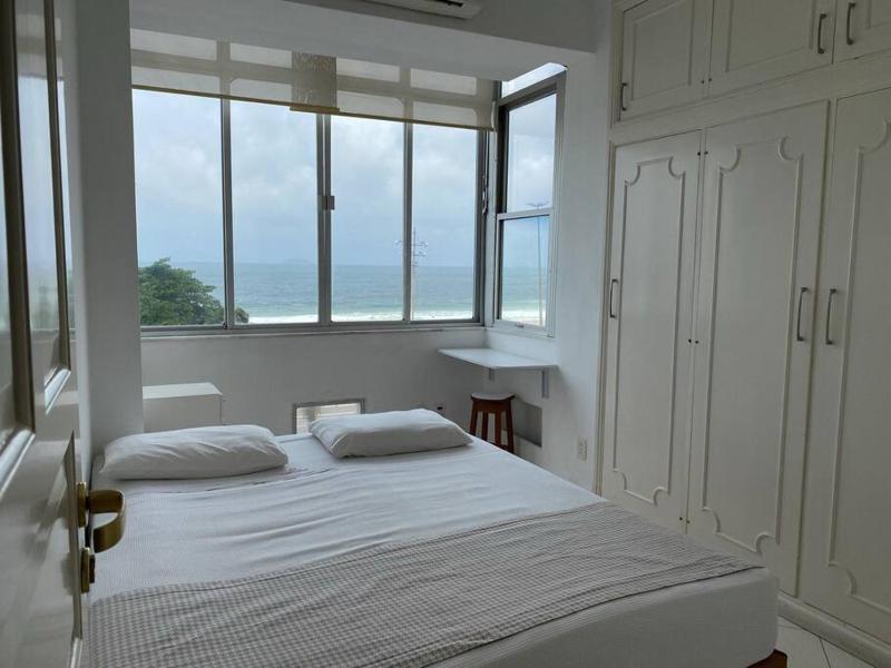 Apartamento a beira da praia de Copacabana — отель с удобным расположением в Рио