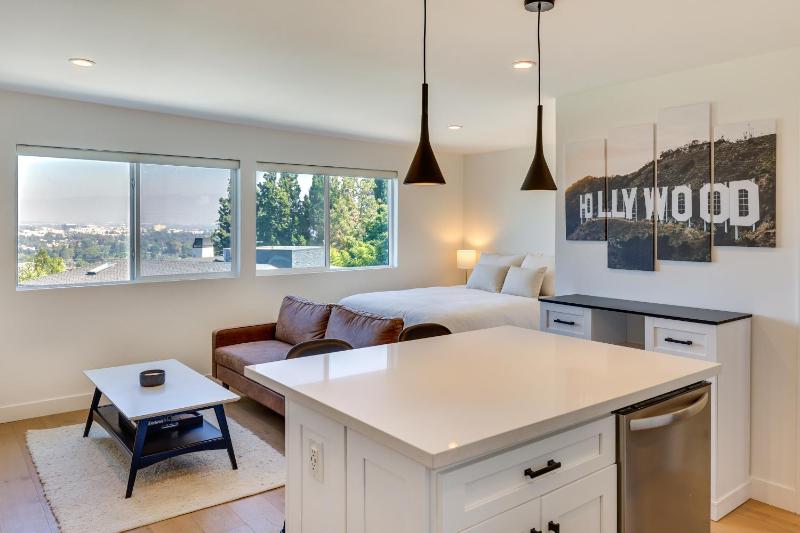 Chic and Modern Studio City Apt with Mountain Views — отель с удобствами в Лос-Анджелесе