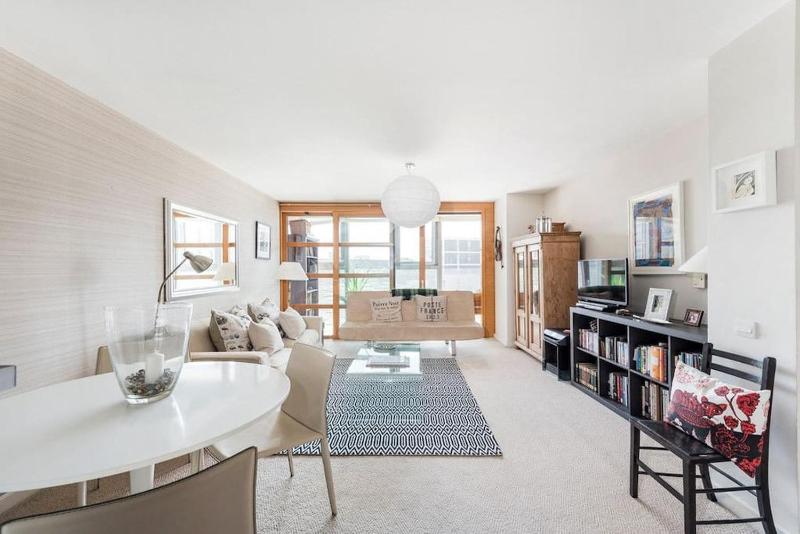 Large One Bed Riverside Apartment in Battersea — отель с удобствами в Лондоне