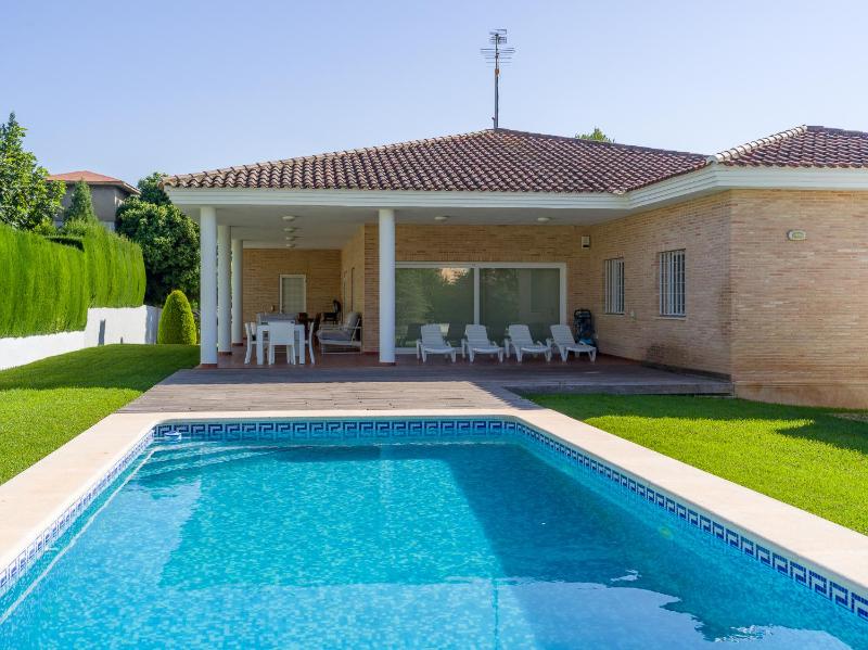 Villa con piscina, jardin y aire acondicionado en La Eliana-L'Eliana — забронировать отель в Валенсии