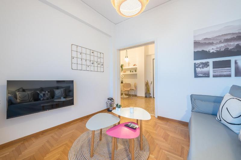 Acropolis View Apt: Cozy Stay in Athens — отель с удобствами в Афины