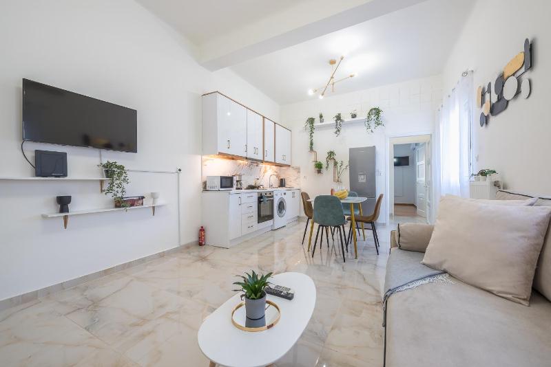 MODERN APARTMENT 200M FROM ACROPOLIS 100Mbps NETFLIX — отель с удобствами в Афины