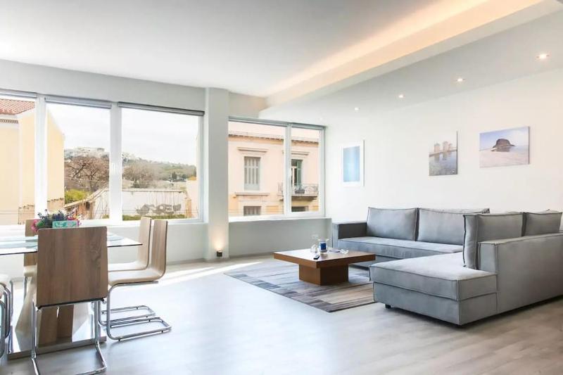 Sunlit Apartment with Acropolis View — отель с удобствами в Афины