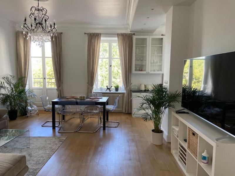 Цены на Dobra Elegant, 3 Bedroom Apartment в Варшаве