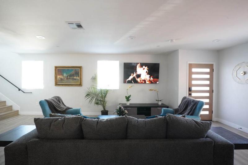 Brand New Luxury Home Near USC & DTLA — отель с удобным расположением в Лос-Анджелесе