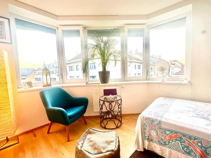 Charming Flat on Top Floor with great View — комфортный отель в вене