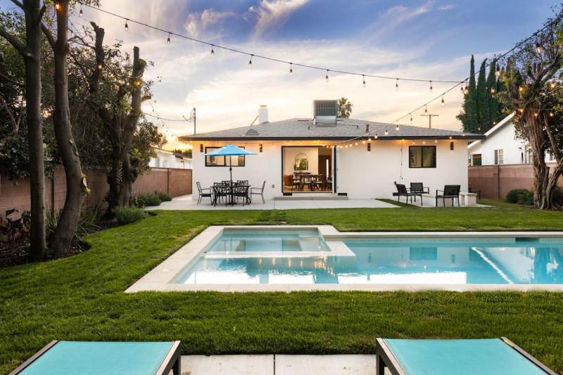 Цены на Beautiful Sherman Oaks 3BD Home with Pool в Лос-Анджелесе