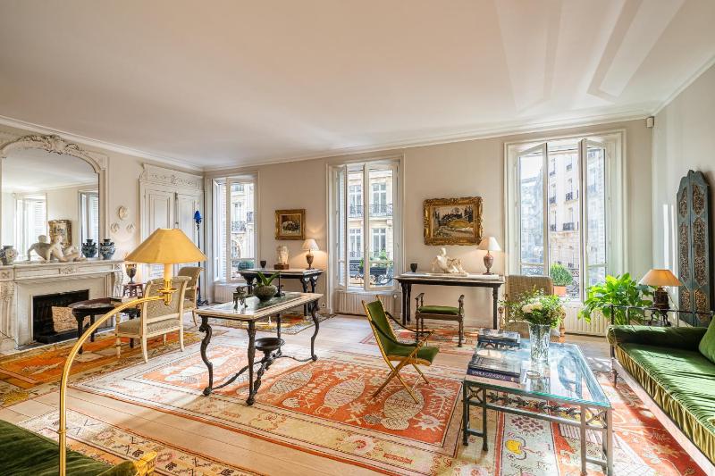 Luxury and Large 2 bedroom apartment in the Exclusive Golden Triangle (Paris) — отель в Париже, Франция
