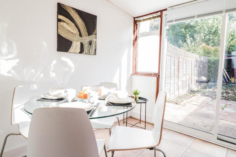 Цены на 4 Bed House - Free WiFi в Лондоне