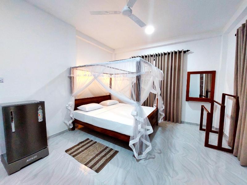 Цены на Y &Y Guesthouse в Хиккадува