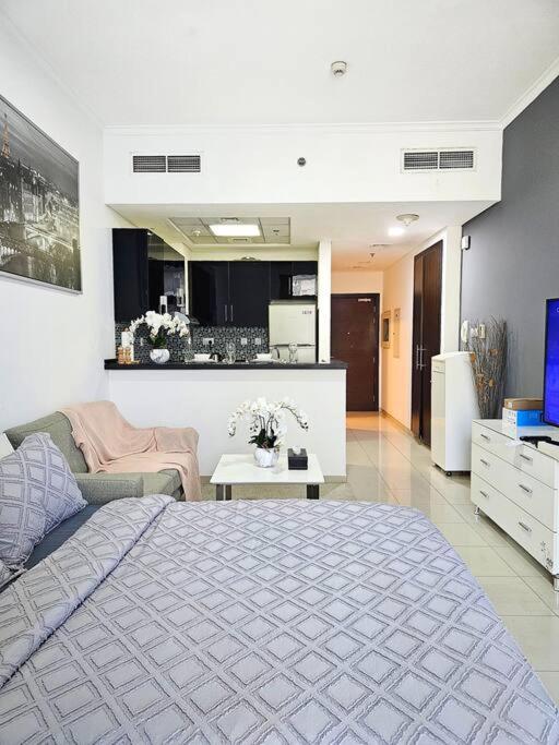 Luxury Botanica Studio Apartment 75 — отель с удобным расположением в Дубае