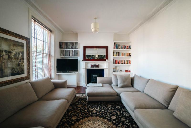 Stylish 2 Bedroom Flat in Camden Town — отель с удобным расположением в Лондоне