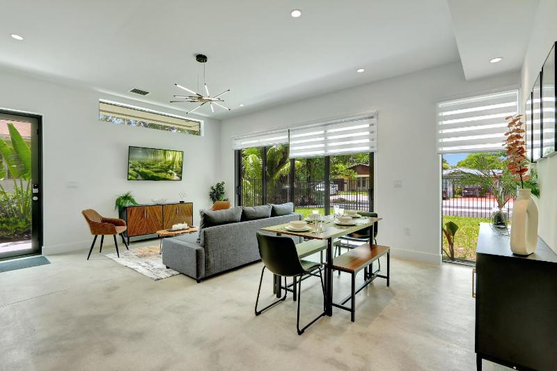 Modern Design and Brand New Furniture — отель с удобствами в Майами