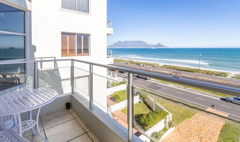 Beachfront Apartment + Pool + Secure Garage — отель в Кейптауне, Южноафриканская Республика