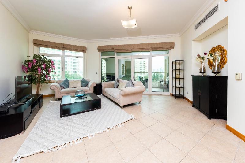 Beautiful 3BR with Beach Access - Palm Jumeirah — отель с удобным расположением в Дубае