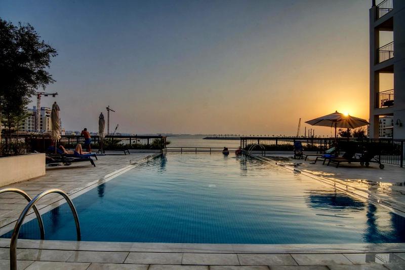 Magical and Peaceful apartment in Port de La Mer, Jumeirah Dubai I Beach and Pool — отель с удобным расположением в Дубае