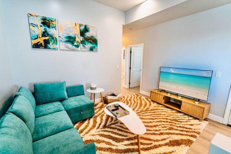 Stunning Mid-City New Home - Modern & Luxe Living! — забронировать отель в Лос-Анджелесе