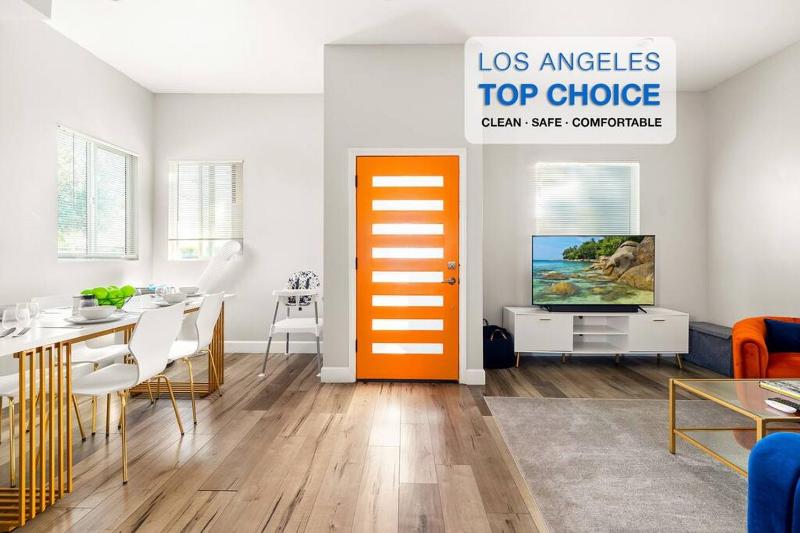 NEW Luxury Townhome Sleeps 9 Near USC/DTLA/Expo — забронировать отель в Лос-Анджелесе