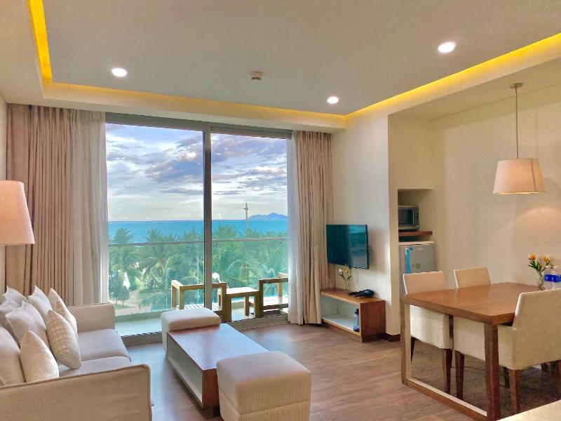 Oceanfront View 2BRs with Infinity Pool — забронировать отель в Дананге